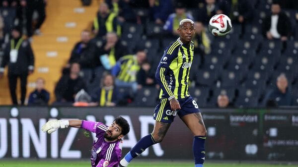 Fenerbahçe ile Erzurumspor FK takımları Chobani Stadı'nda karşılaştı - Sputnik Türkiye