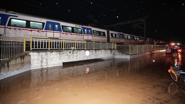 İzmir'in Torbalı ilçesinde etkili olan sağanak nedeniyle suyla dolan alt geçitte mahsur kalan kamyonetin sürücüsü hayatını kaybetti - Sputnik Türkiye