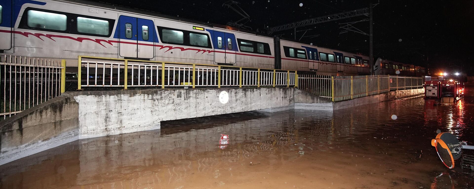 İzmir'in Torbalı ilçesinde etkili olan sağanak nedeniyle suyla dolan alt geçitte mahsur kalan kamyonetin sürücüsü hayatını kaybetti - Sputnik Türkiye, 1920, 06.02.2026