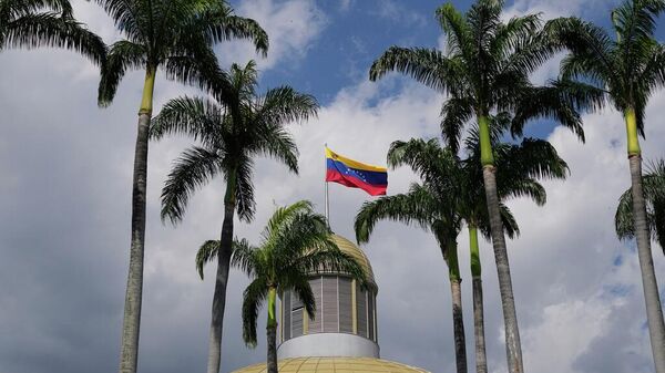 Venezuela bayrağı ve Ulusal Meclis binası - Sputnik Türkiye