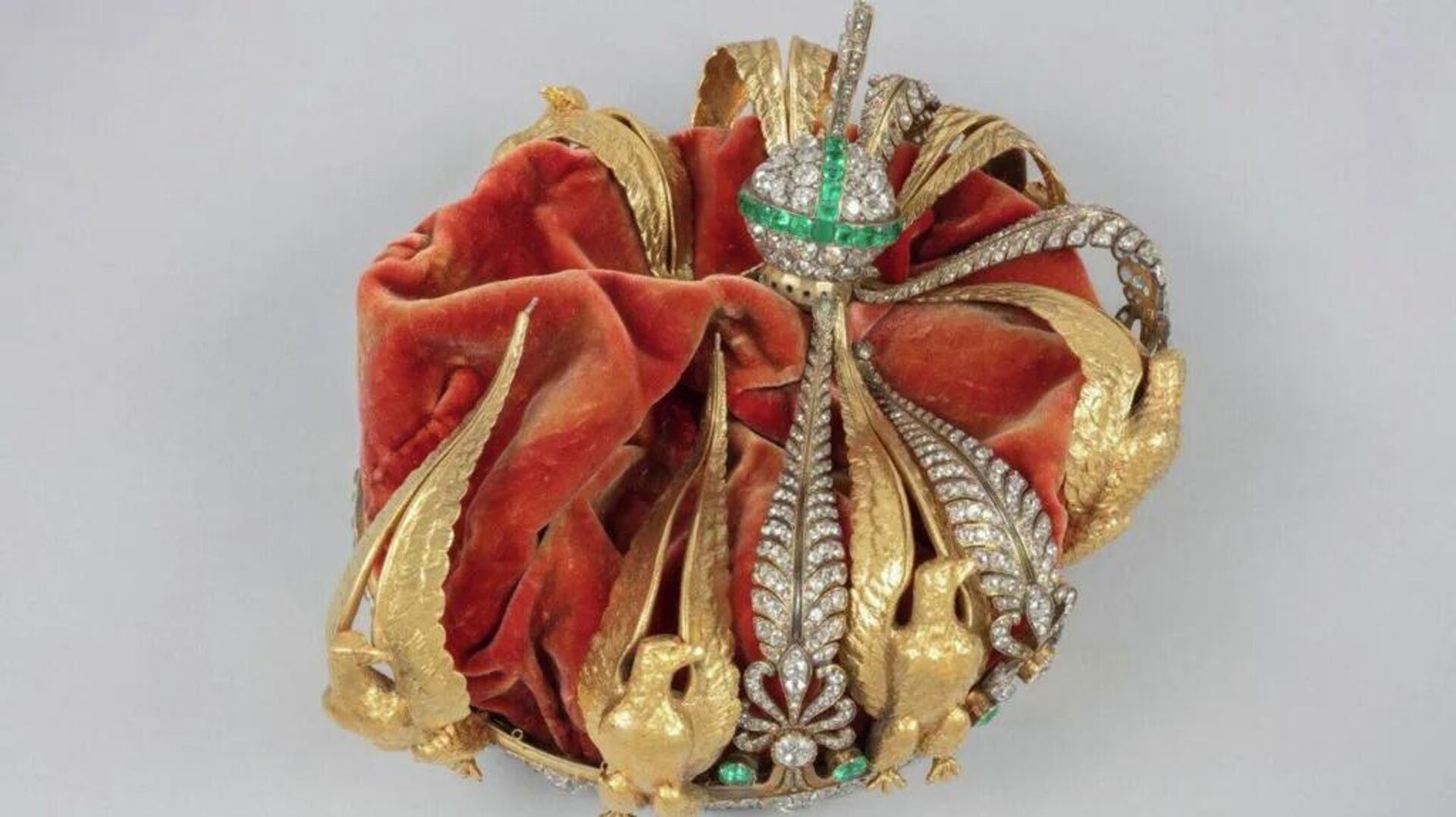 Louvre soygununda düşürülen tacın son hali - Sputnik Türkiye, 1920, 06.02.2026