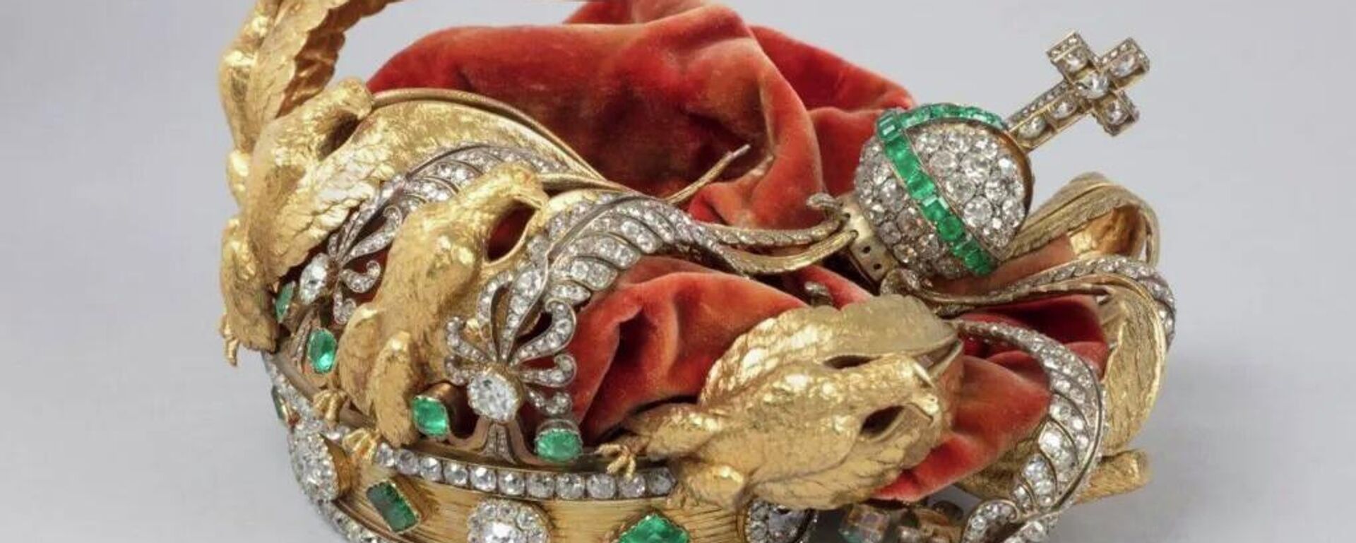 Louvre soygununda düşürülen tacın son hali - Sputnik Türkiye, 1920, 06.02.2026