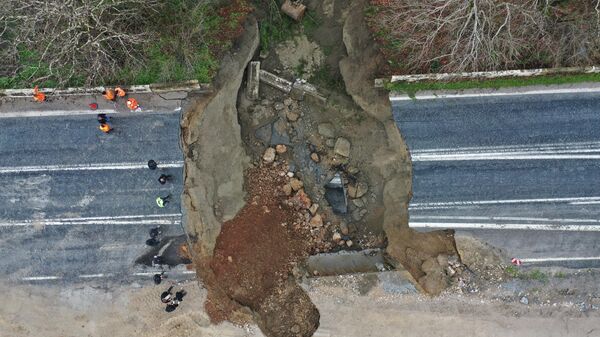 İzmir'de şiddetli yağış nedeniyle Selçuk-Aydın kara yolu çöktü - Sputnik Türkiye