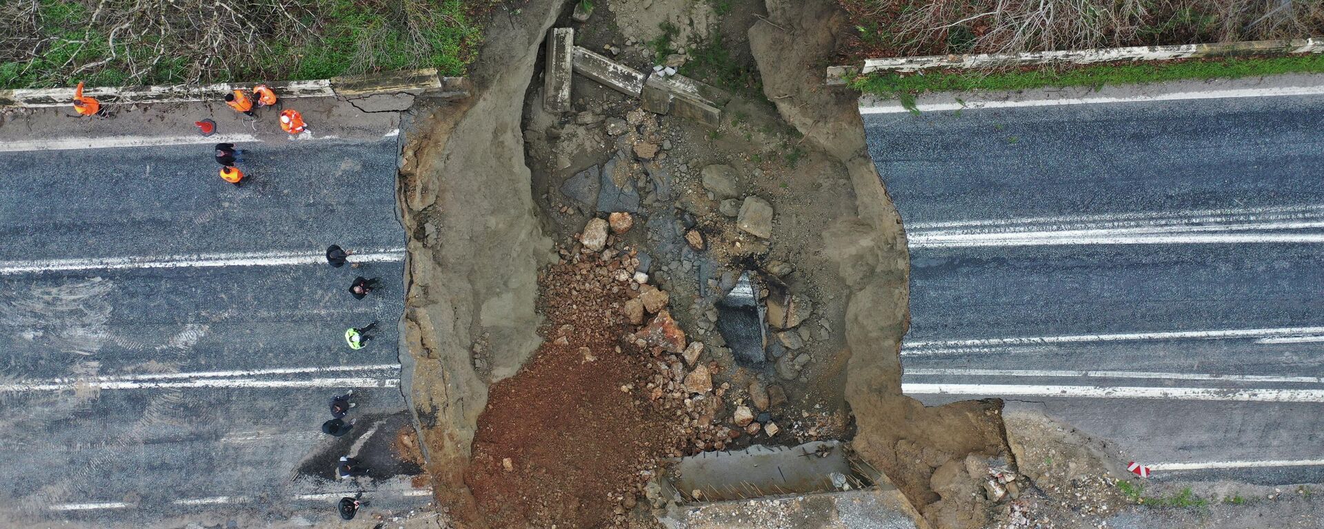 İzmir'de şiddetli yağış nedeniyle Selçuk-Aydın kara yolu çöktü - Sputnik Türkiye, 1920, 06.02.2026