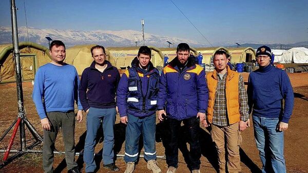 Depremde diplomatlığı bırakıp, 'enkaza girdiler' - Sputnik Türkiye