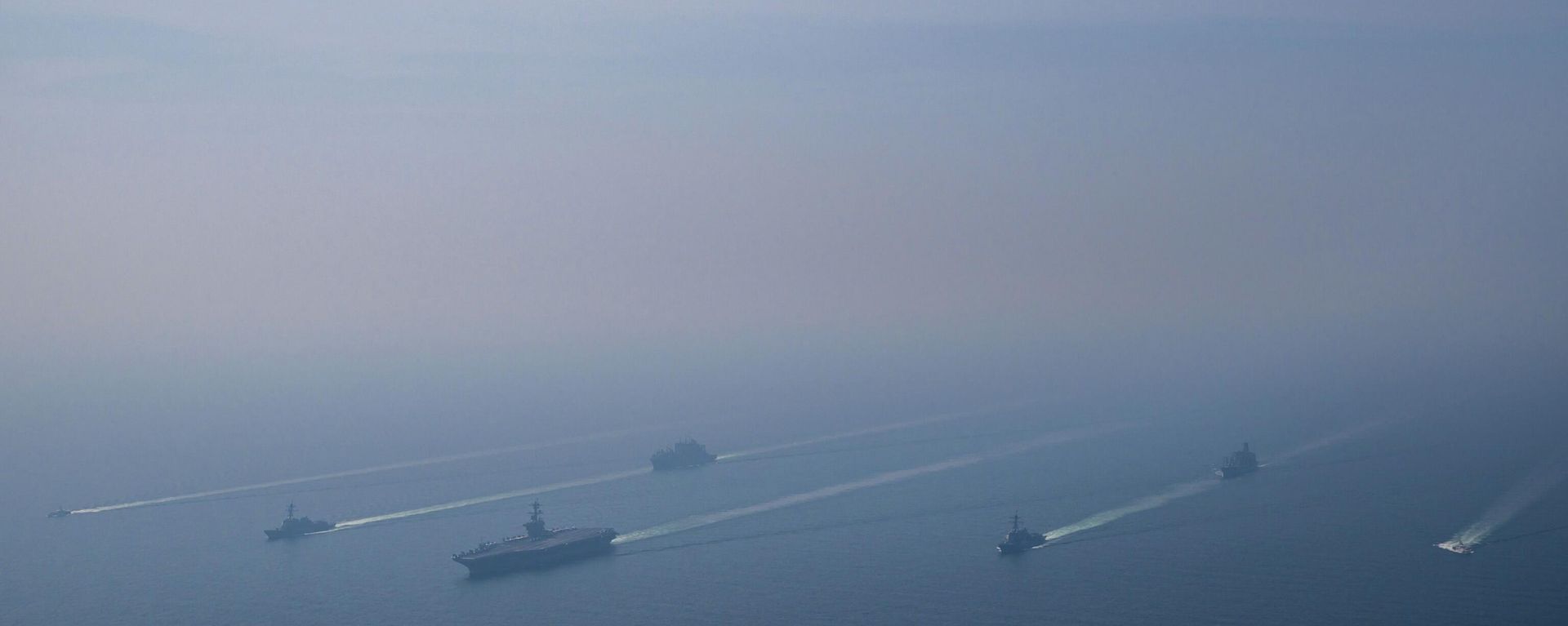ABD Merkez Kuvvetler Komutanlığı (CENTCOM), Umman Denizi'nde seyir gerçekleştiren Abraham Lincoln Uçak Gemisi Taarruz Grubu'nun fotoğraflarını paylaştı. - Sputnik Türkiye, 1920, 09.07.2026