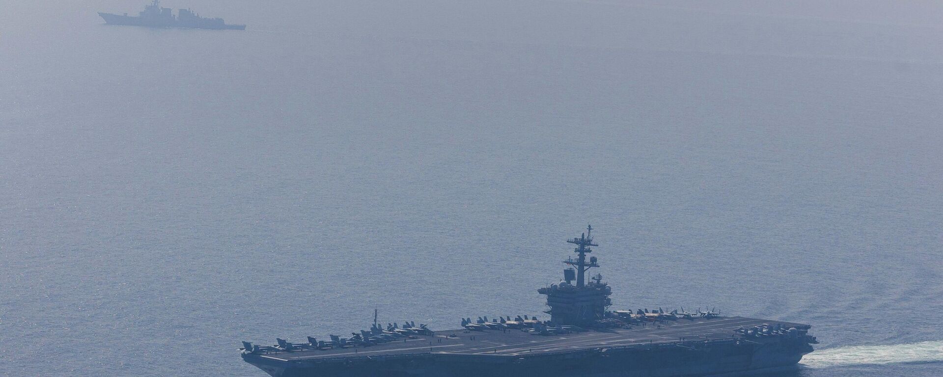 ABD Merkez Kuvvetler Komutanlığı (CENTCOM), Umman Denizi'nde seyir gerçekleştiren Abraham Lincoln Uçak Gemisi Taarruz Grubu'nun fotoğraflarını paylaştı. - Sputnik Türkiye, 1920, 29.05.2026