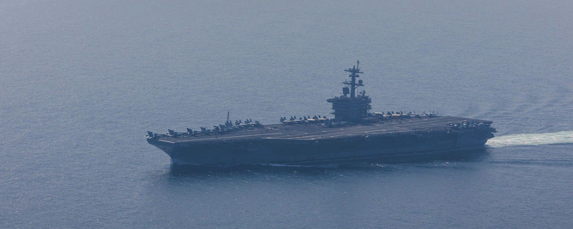 ABD Merkez Kuvvetler Komutanlığı (CENTCOM), Umman Denizi'nde seyir gerçekleştiren Abraham Lincoln Uçak Gemisi Taarruz Grubu'nun fotoğraflarını paylaştı. - Sputnik Türkiye, 1920, 13.08.2026