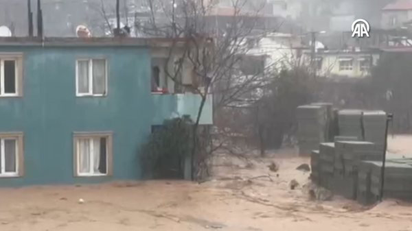 Hatay'da sağanak sele dönüştü - Sputnik Türkiye