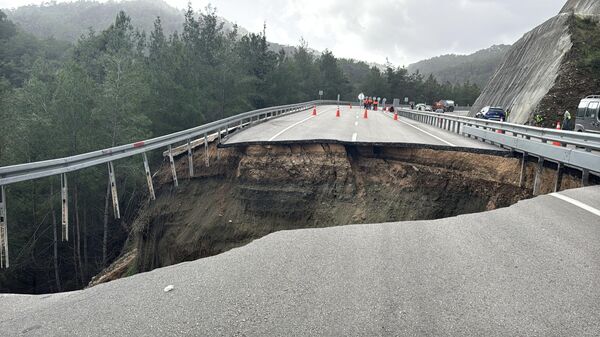 Antalya'nın Kumluca-Kemer kara yolu meydana gelen göçük  - Sputnik Türkiye