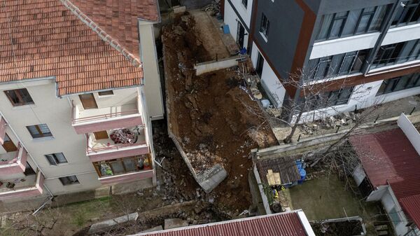 Ankara'nın Gölbaşı'nda bir binanın istinat duvarı çöktü: 5 apartman tahliye edildi - Sputnik Türkiye