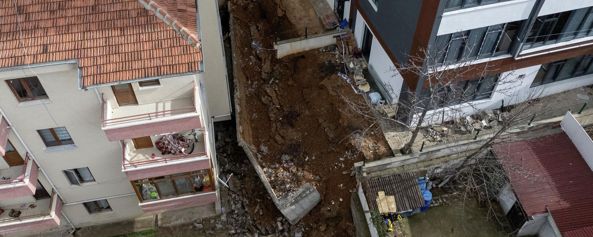 Ankara'nın Gölbaşı'nda bir binanın istinat duvarı çöktü: 5 apartman tahliye edildi - Sputnik Türkiye, 1920, 08.02.2026