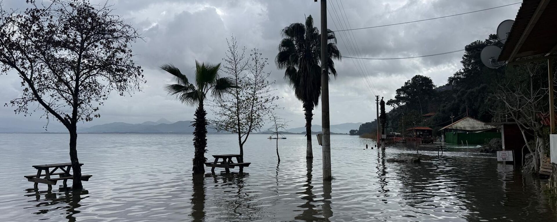Muğla'nın Köyceğiz ilçesindeki 2 bin yıllık kaplıcalar sular altında kaldı - Sputnik Türkiye, 1920, 08.02.2026