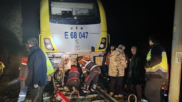 Balıkesir'in Savaştepe ilçesinde seyir halindeki bir yolcu treninin lokomotifi hat üzerine düşen kaya nedeniyle raydan çıktı - Sputnik Türkiye