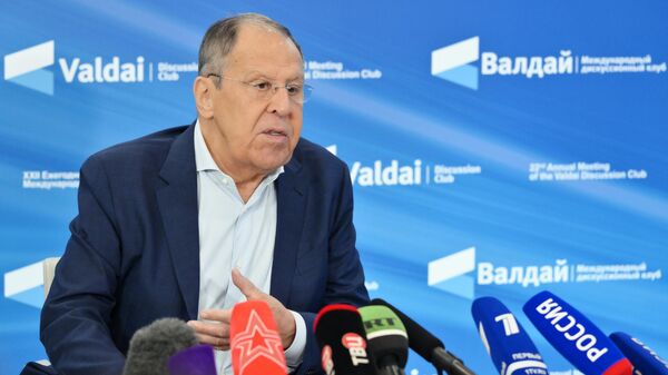 Serguéi Lavrov, ministro de Asuntos Exteriores de Rusia, habla en la conferencia de prensa de la 22ª reunión anual del Club de Discusión Valdai en Sochi - Sputnik Türkiye