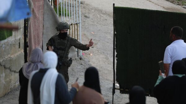İsrail askerleri ile işgal altındaki Batı Şeria'da Filistinliler arasında sık sık gerginlik yaşanıyor - Sputnik Türkiye