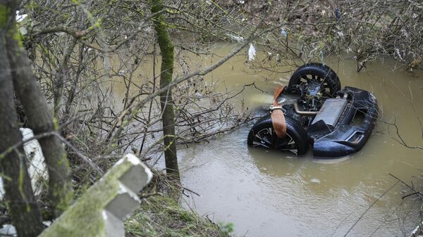 İzmir'in Menderes ilçesinde dere yatağına düşen otomobildeki 2 kız kardeşin cesetlerine ulaşıldı - Sputnik Türkiye