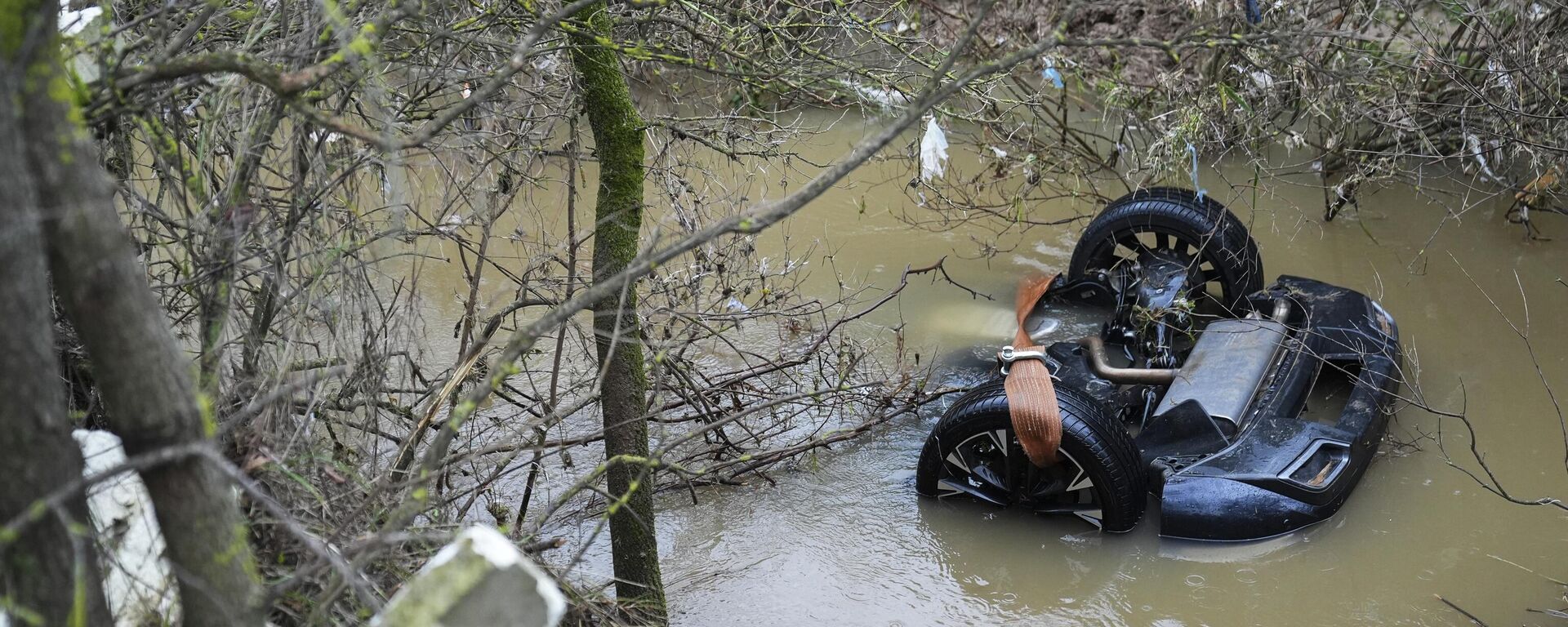 İzmir'in Menderes ilçesinde dere yatağına düşen otomobildeki 2 kız kardeşin cesetlerine ulaşıldı - Sputnik Türkiye, 1920, 09.02.2026