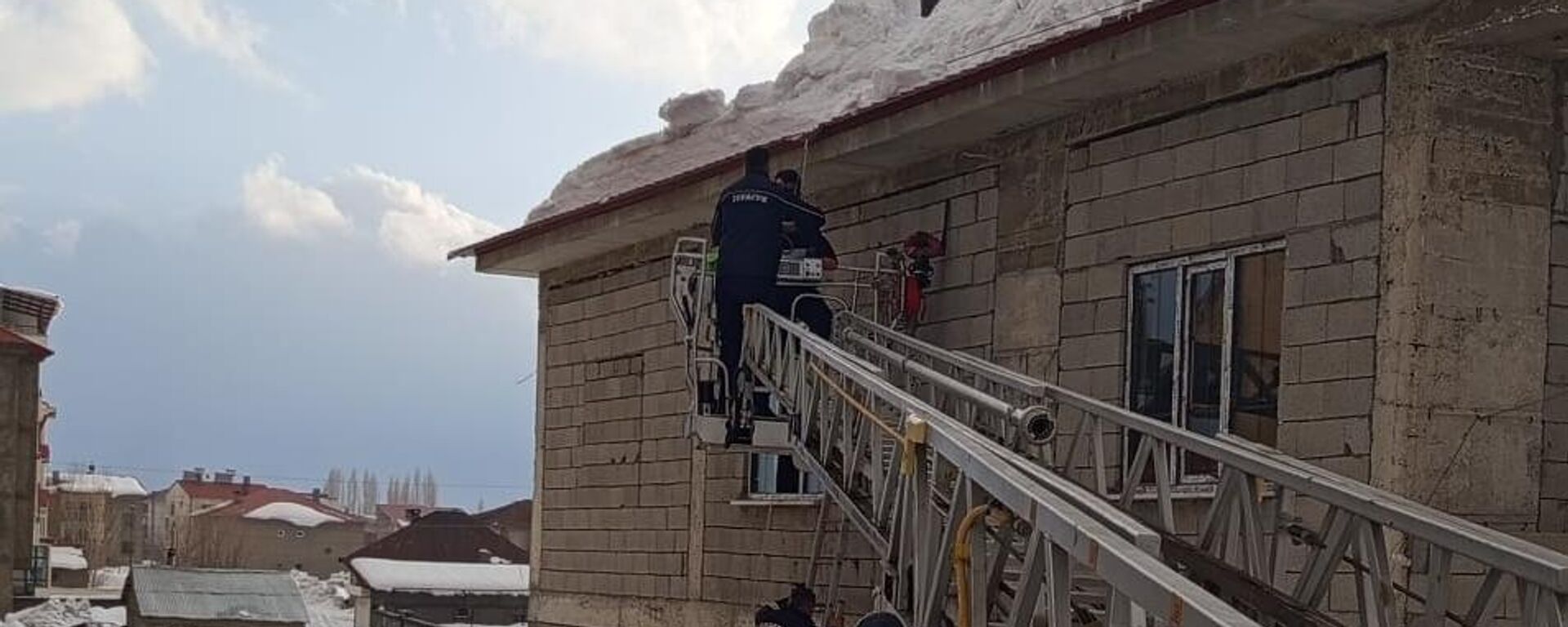 Evinin çatısında ayağının kayması sonucu beline bağladığı iple asılı kalan kişi itfaiye ekiplerince kurtarıldı - Sputnik Türkiye, 1920, 09.02.2026