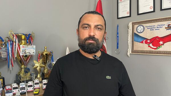 Boğazına kaçan yiyeceği kendi kendine yaptığı Heimlich manevrasıyla çıkardı - Sputnik Türkiye