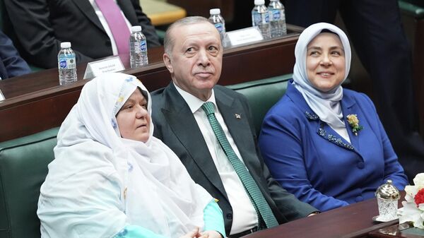 Cumhurbaşkanı ve AK Parti Genel Başkanı Recep Tayyip Erdoğan, partisinin TBMM Grup Toplantısı'na katıldı. Toplantıya Mihalgazi Belediye Başkanı Zeynep Güneş Akgün de (solda) katıldı.
 - Sputnik Türkiye