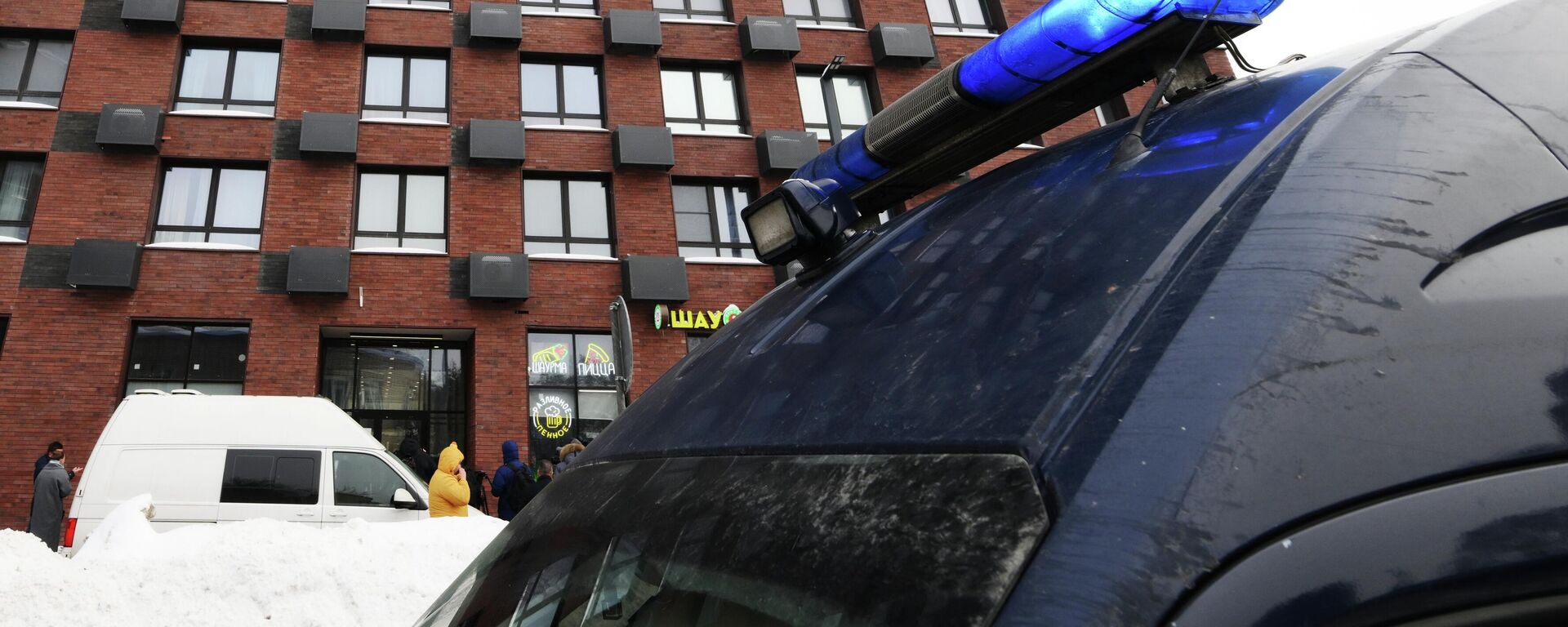 A vehicle belonging to the Investigative Committee of the Russian Federation at the home where the attempted murder of Russian Defense Ministry General Vladimir Alexeyev took place. - Sputnik Türkiye, 1920, 11.02.2026