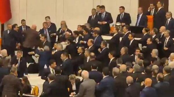 Akın Gürlek yemin töreninde TBMM'de kavga çıktı - Sputnik Türkiye