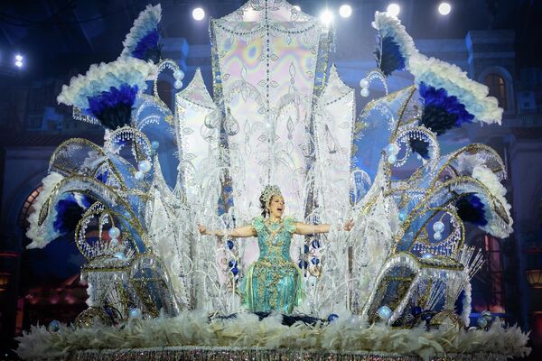 İspanya’nın Kanarya Adaları’nda yer alan Santa Cruz de Tenerife kentinde düzenlenen Santa Cruz de Tenerife Karnavalı’nın en simgesel etkinliklerinden biri olan Karnaval Kraliçeleri Galası, bu yıl da renkli ve ihtişamlı görüntülere sahne oldu. - Sputnik Türkiye