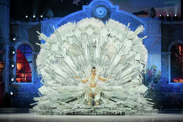 Karnavalın en ilginç ritüellerinden biri ise “Sardalya’nın Cenazesi” olarak bilinen kapanış töreni. Mizahi bir cenaze alayıyla temsili bir sardalya figürü yakılıyor ve böylece eğlence dönemi sembolik olarak sona eriyor. - Sputnik Türkiye