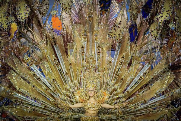 Her yıl binlerce kişiyi salonda ağırlayan gala, uluslararası yayınlarla milyonlara ulaşıyor. Müzik, koreografi ve görsel efektlerin birleştiği etkinlik, yalnızca bir kraliçenin taçlandırılması değil; yüz yılı aşkın geçmişe sahip bir geleneğin de kutlanması anlamına geliyor. - Sputnik Türkiye