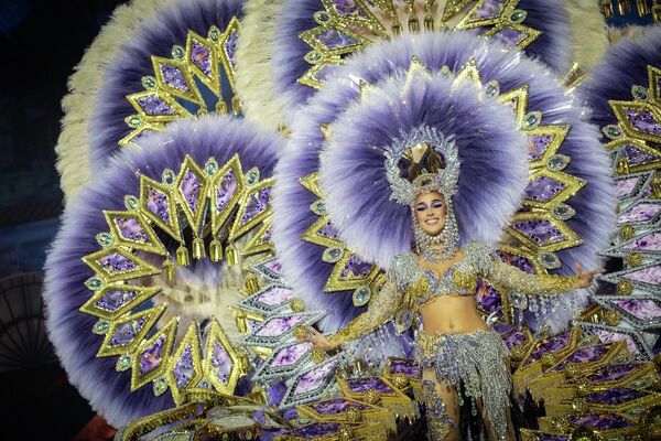 “Uluslararası Turistik İlgi Festivali” statüsüne sahip organizasyon kapsamında sahneye çıkan adaylar; aylar süren tasarım sürecinin ardından hazırlanan, tonlarca ağırlığa ulaşabilen dev kostümlerle izleyicilerin karşısına çıktı. Tüyler, payetler, kristaller ve canlı renkli kumaşlardan oluşan kostümler yalnızca estetik değil, aynı zamanda mühendislik gerektiren yapılarıyla da dikkat çekiyor. Bazı kostümlerin 4 ila 6 metre yüksekliğe ulaştığı ve 80–100 kilogram ağırlığında olduğu biliniyor. - Sputnik Türkiye