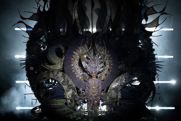 Santa Cruz de Tenerife Karnavalı, sıklıkla Rio de Janeiro Karnavalı’ndan sonra dünyanın en büyük ikinci karnavalı olarak gösteriliyor. Etkinlik her yıl yüz binlerce turisti Kanarya Adaları’na çekiyor ve ada ekonomisine milyonlarca euro katkı sağlıyor.Karnavalın kökeni 18. yüzyıla kadar uzanıyor. - Sputnik Türkiye