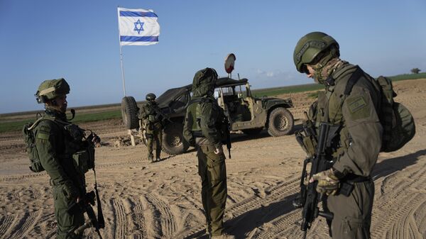 Israeli soldiers are seen near the Gaza Strip border in southern Israel, Monday, March 4, 2024 - Sputnik Türkiye