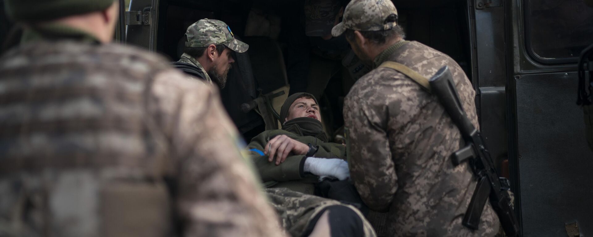 Украинские военные перекладывают раненого сослуживца в автомобиль Украинские военные перекладывают раненого сослуживца в автомобиль - Sputnik Türkiye, 1920, 13.02.2026