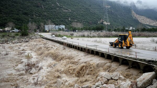Antalya'da kuvvetli rüzgar ve sağanak hayatı olumsuz etkiledi. Çakırlar ile Hurma mahallerini bağlayan Çandır Çayı'nın debisi arttı, çay üzerindeki köprü taşma seviyesine ulaştı - Sputnik Türkiye