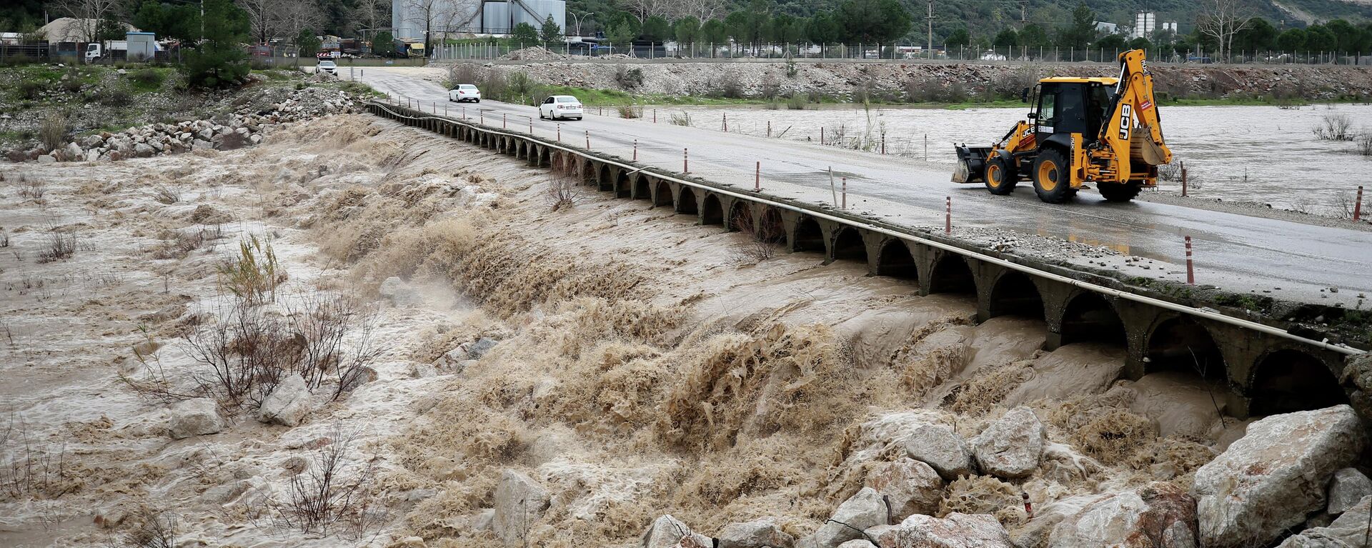 Antalya'da kuvvetli rüzgar ve sağanak hayatı olumsuz etkiledi. Çakırlar ile Hurma mahallerini bağlayan Çandır Çayı'nın debisi arttı, çay üzerindeki köprü taşma seviyesine ulaştı - Sputnik Türkiye, 1920, 13.02.2026