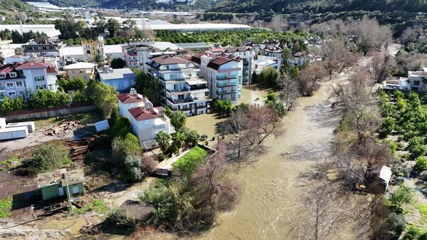 Alanya'da su baskını olan Dim Barajı'nın çevresindeki evler boşaltıldı - Sputnik Türkiye