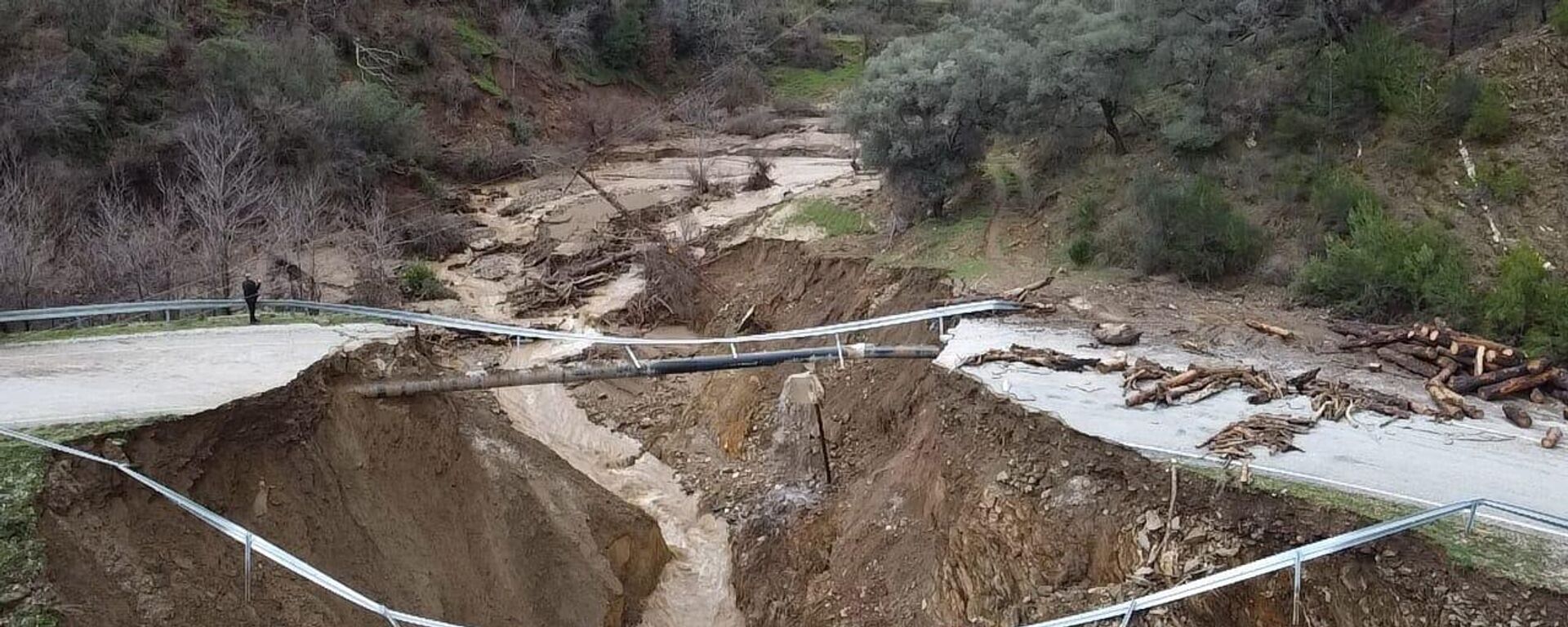 İzmir'de yağış nedeniyle çöken Ödemiş-Turgutlu yolu tamamen ulaşıma kapandı - Sputnik Türkiye, 1920, 14.02.2026