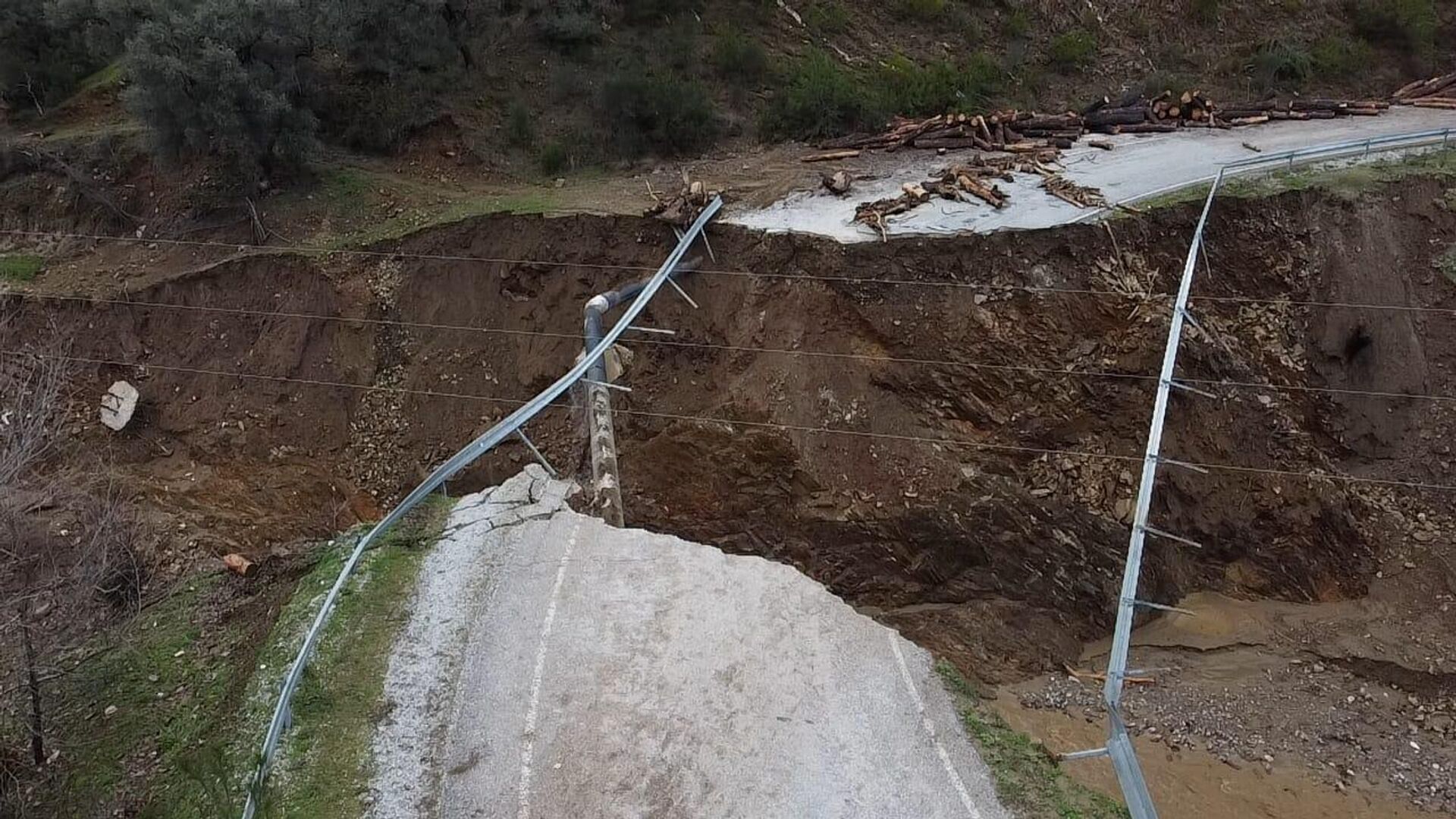 İzmir'de yağış nedeniyle çöken Ödemiş-Turgutlu yolu tamamen ulaşıma kapandı - Sputnik Türkiye, 1920, 14.02.2026