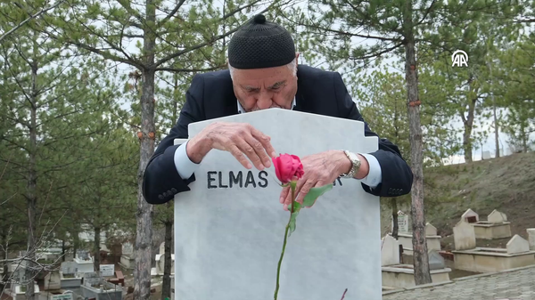 10 yıldır 14 Şubat'ta ziyaret ettiği eşinin kabrine kırmızı gül bırakıyor - Sputnik Türkiye