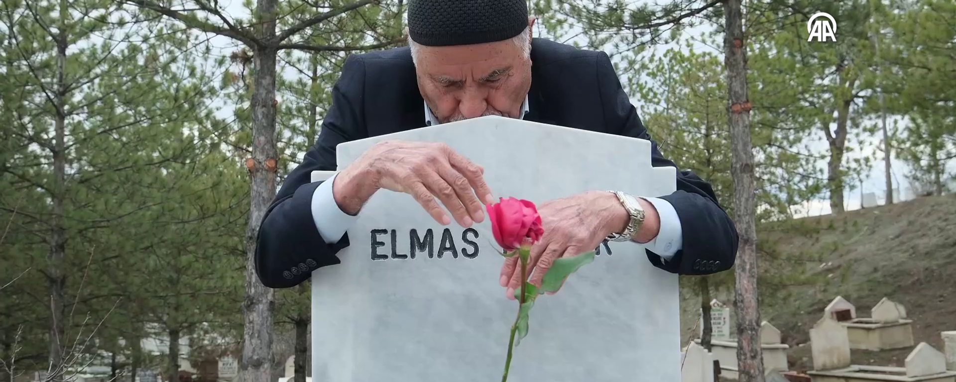 10 yıldır 14 Şubat'ta ziyaret ettiği eşinin kabrine kırmızı gül bırakıyor - Sputnik Türkiye, 1920, 15.02.2026