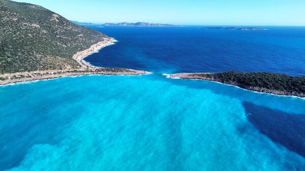 Denizin rengi başta turkuaz olmak üzere mavinin çeşitli tonlarına büründü - Sputnik Türkiye