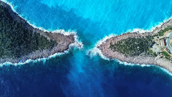 Yüksek dalgaların sahile çarpmasıyla ortaya çıkan beyaz köpükler isedenizde farklı bir görüntü oluşturdu. - Sputnik Türkiye