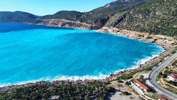 İlçedeki yağışın ardından kanyondan akan yağmur suyu, ünlü Kaputaş Plajı'ndadenizle buluştu.Denizde oluşan açık mavi, turkuaz ve lacivert gibi renk geçişleri görsel bir şölen sundu. - Sputnik Türkiye