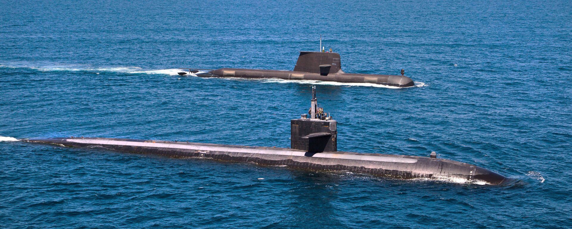 The U.S. Navy's Los Angeles-class fast attack submarine USS Albuquerque (SSN 706) and Royal Australian Navy Collins-class submarine HMAS Rankin (SSG 78) operate together in waters off Rottnest Island, Western Australia.  - Sputnik Türkiye, 1920, 15.02.2026