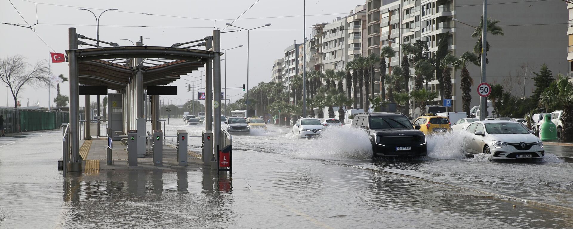 İzmir'in Karşıyaka ve Konak ilçelerinde etkili olan kuvvetli fırtına denizin taşmasına neden oldu - Sputnik Türkiye, 1920, 15.02.2026