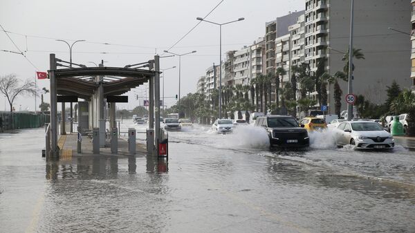 İzmir'in Karşıyaka ve Konak ilçelerinde etkili olan kuvvetli fırtına denizin taşmasına neden oldu - Sputnik Türkiye
