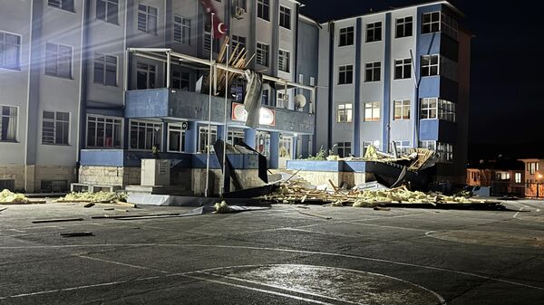 Düzce'de kuvvetli rüzgar nedeniyle lisenin çatısı uçtu - Sputnik Türkiye