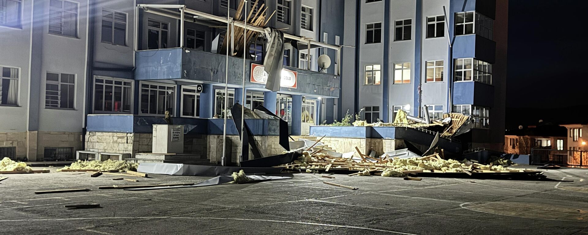 Düzce'de kuvvetli rüzgar nedeniyle lisenin çatısı uçtu - Sputnik Türkiye, 1920, 15.02.2026