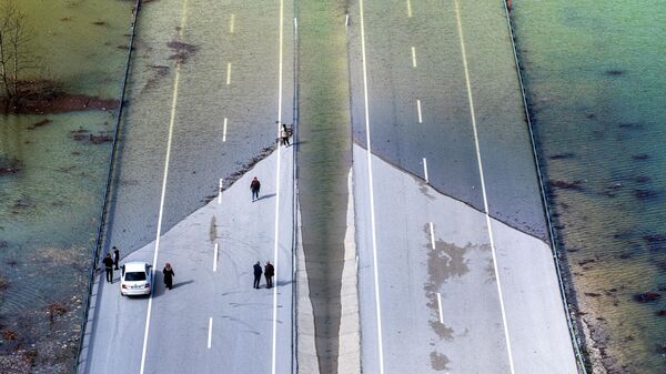 Konya-Antalya yolu sular altında: Trafik levhaları suya gömüldü - Sputnik Türkiye